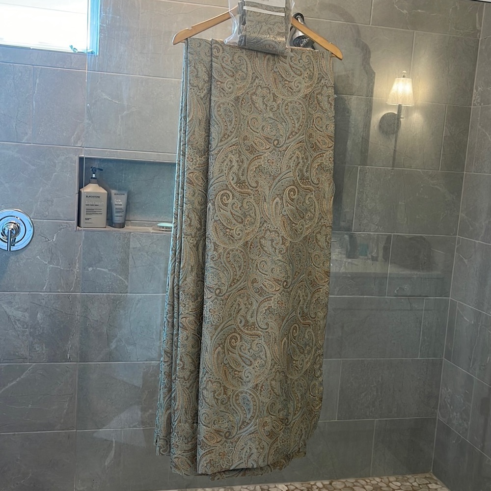 4  82x42 lined drapes with tie backs.  Like new from Clean, smoke free home.